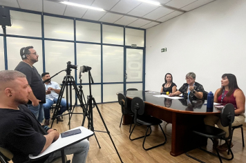 Secretaria Municipal de Saúde apresenta medidas de combate à dengue no município em coletiva de imprensa. 