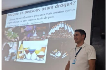 Equipe do CAPS AD ministra palestra na Escola Otávio Ferrari