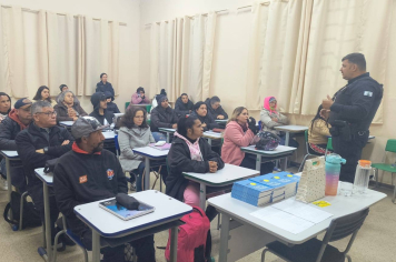 Alunos da Educação de Jovens e Adultos (EJA) participam de palestra sobre os riscos do uso de drogas