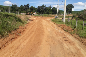 Secretaria de Transportes e Serviços Rurais realiza serviços de manutenção das estradas rurais do Bairro Mato Dentro.