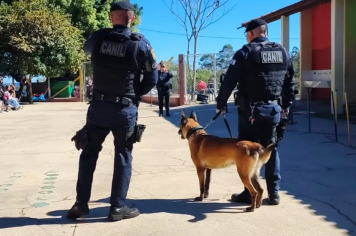 Canil da GCM de Itapeva se apresenta e emociona os alunos do Alto da Brancal
