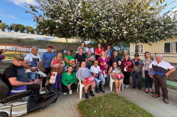 Fundo Social e Secretaria de Assistência Social entregam cobertores aos assistidos da Vila Dignidade