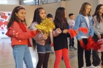 Escolas desenvolvem apresentações em homenagem às mães