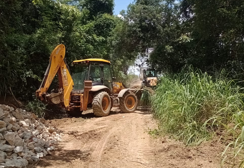 Manutenção das estradas da Sanbra, Faxinal e Água Quente é realizada 