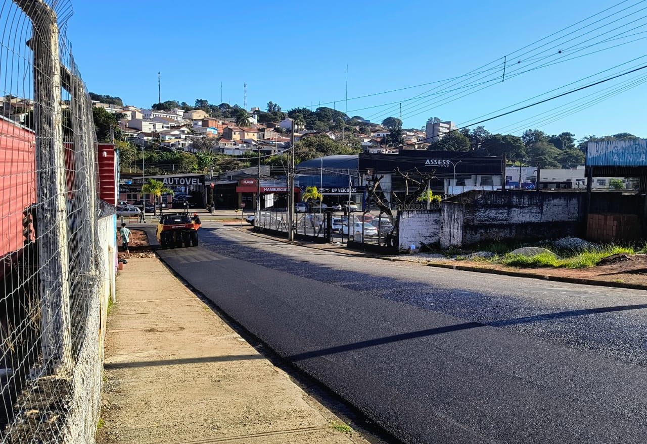 Secretaria de Obras e Serviços realiza os serviços de recapeamento asfáltico nas ruas Glicério David Muzel e Epitácio Piedade