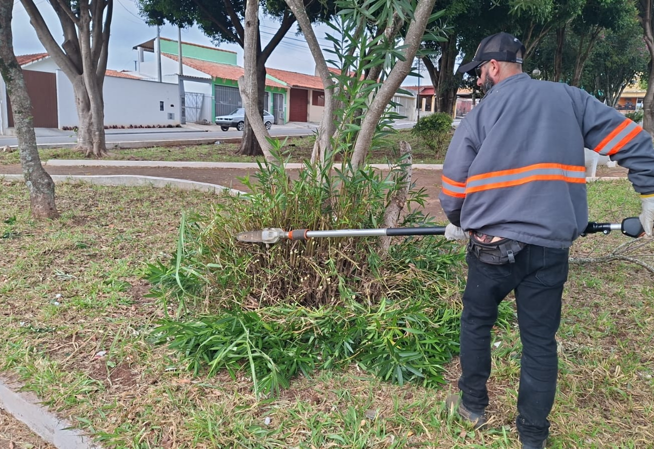 Av. Paulo Leite e outros locais de Itapeva recebem serviços de Zeladoria Urbana