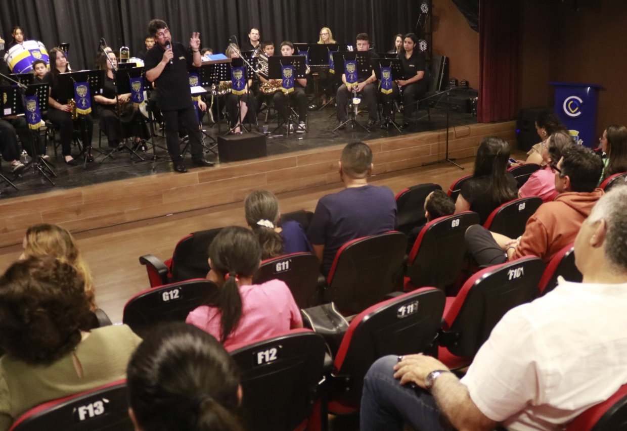 Banda Filarmônica Jovem da ADESAI encanta público em apresentação no Teatro de Bolso