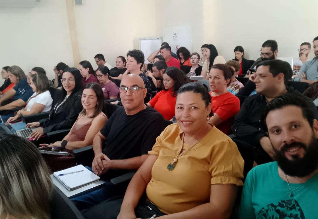 Secretaria Municipal de Educação realiza curso de capacitação para diretores escolares, secretários de escola e oficiais administrativos.