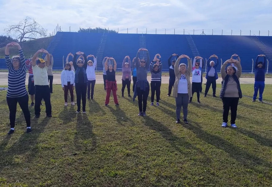 Manhã de exercícios com grupo de idosos do CRAS Jardim Maringá é realizada