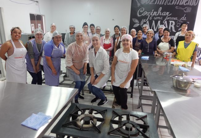 Alunos se capacitam em curso de preparação profissional de alimentos