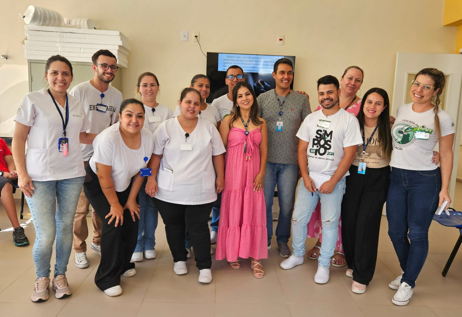 Jovens participam de palestra sobre o risco do uso de álcool e outras drogas