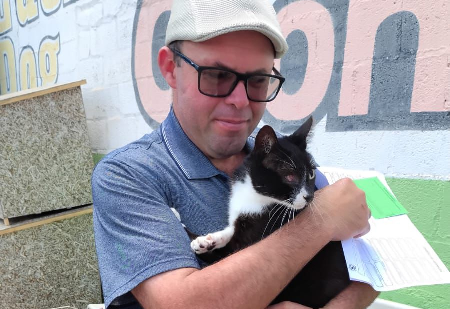 3 gatos adultos e 5 cães filhotes são adotados em feira promovida pelo Centro de Proteção Animal da Prefeitura