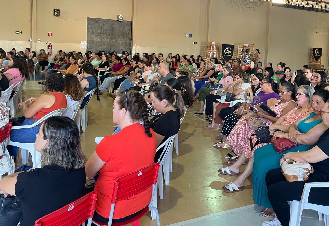 Secretaria de Educação realiza encontro de formação para aprimorar práticas pedagógicas e o ambiente escolar
