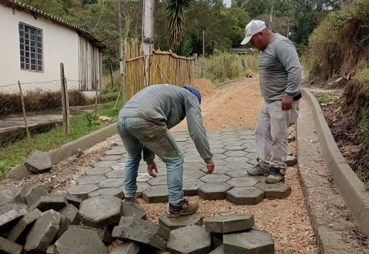 Secretaria de Transportes e Serviços Rurais realiza os trabalhos de lajotamento no Bairro Betânia
