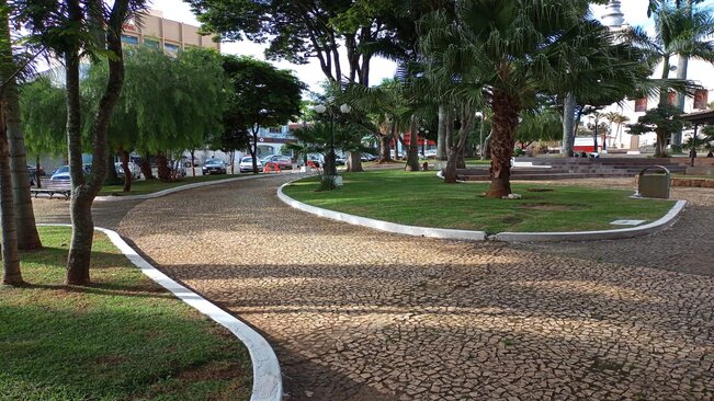 Secretaria de Administrações Regionais dá prosseguimento aos serviços de roçada e capinagens no município