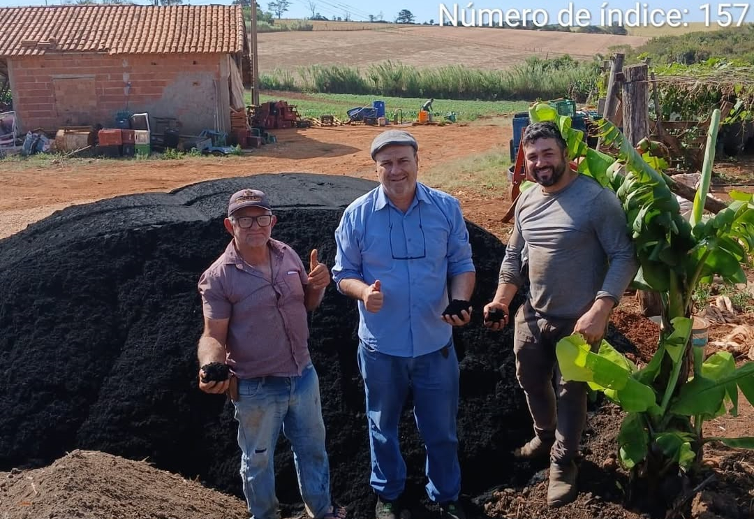 Prefeitura de Itapeva apoia agricultor local com transporte de insumo sustentável