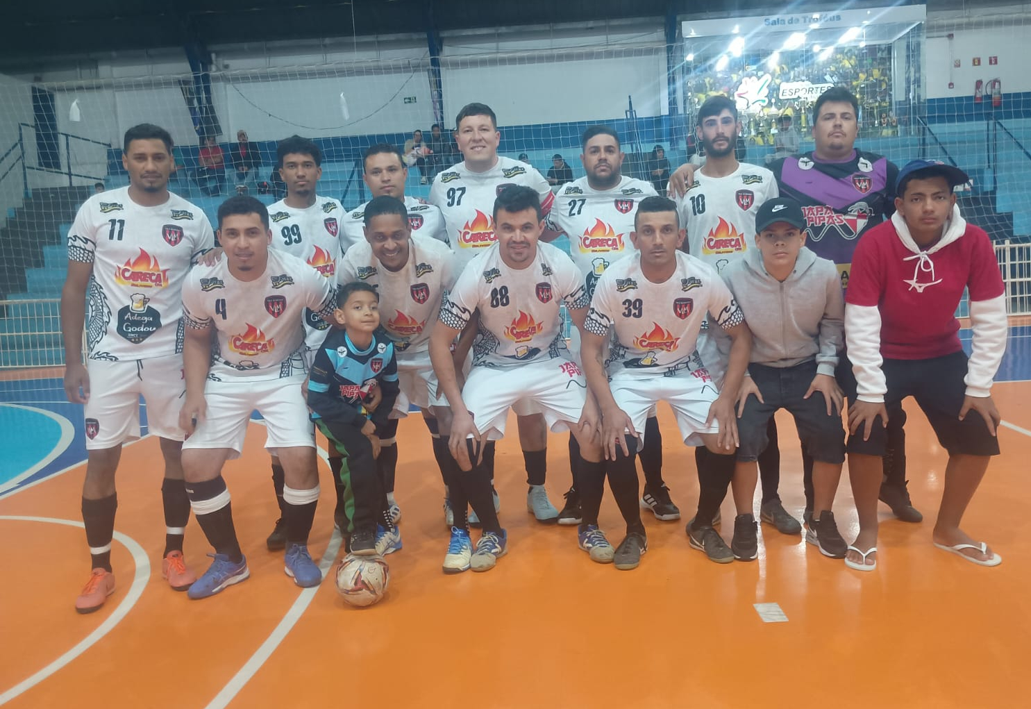 Muitos gols marcam a abertura do Torneio Aberto de Futsal Região dos Minérios no ginásio da CCE