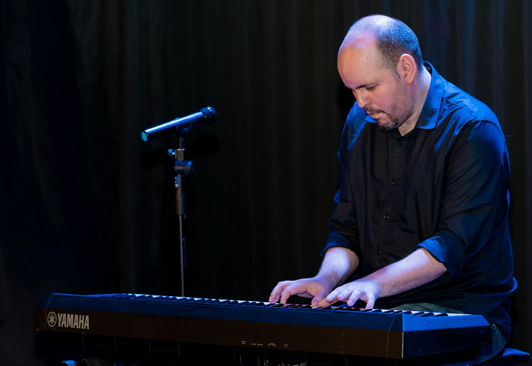Adolfo Mendonça encanta o público com apresentação de Piano e Jazz