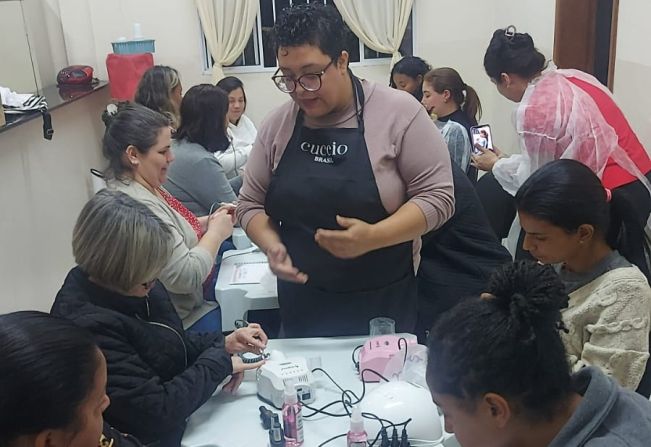 Alunas se capacitam em curso voltado para o mercado de trabalho