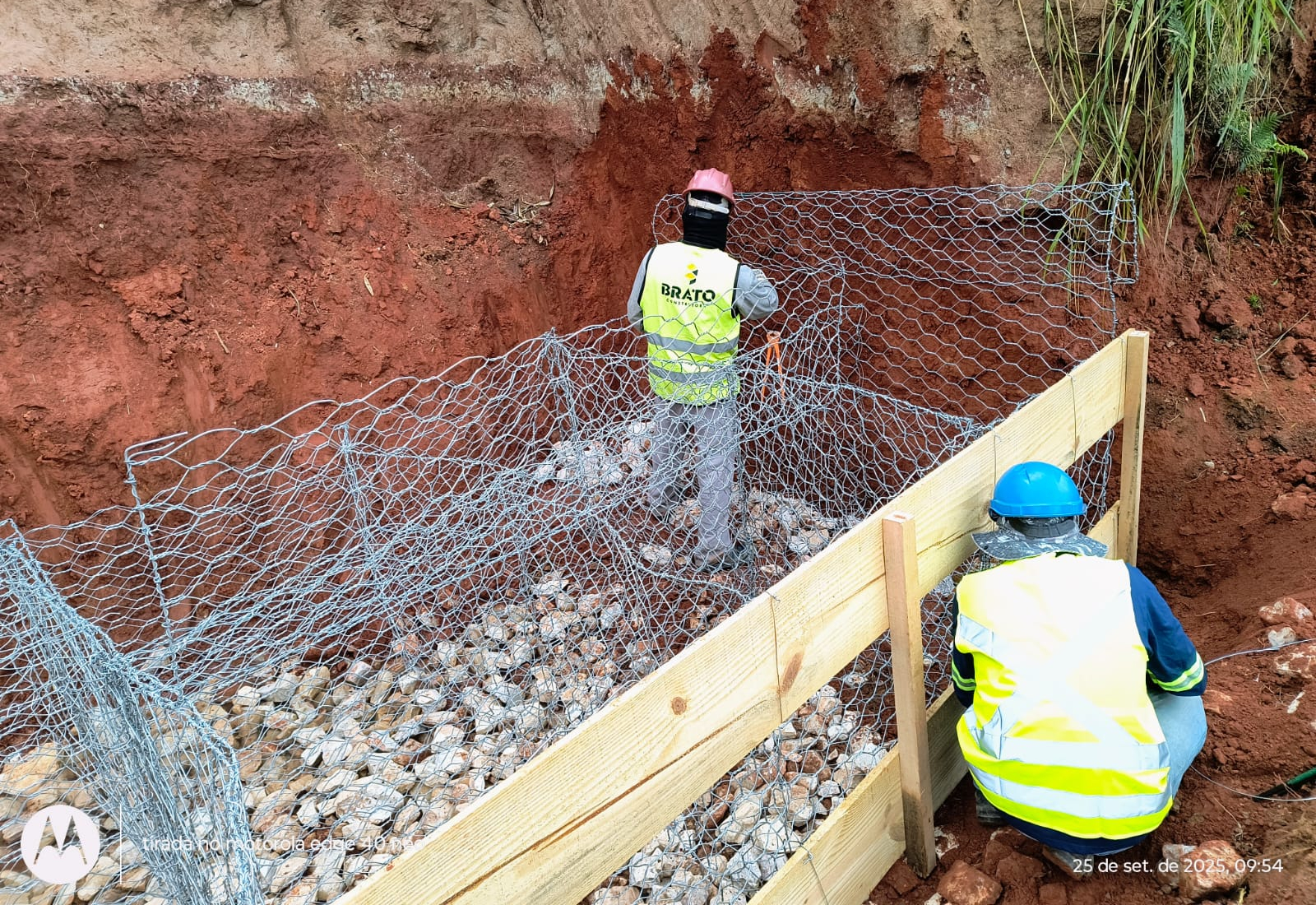Rua Grigorijus Bykovas, no Horto do Ipê, está interditada devido a construção de um muro de arrimo