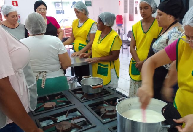 Curso de sobremesas natalinas é realizado