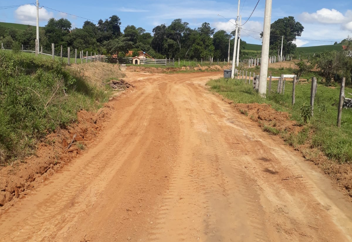 Secretaria de Transportes e Serviços Rurais realiza serviços de manutenção das estradas rurais do Bairro Mato Dentro.