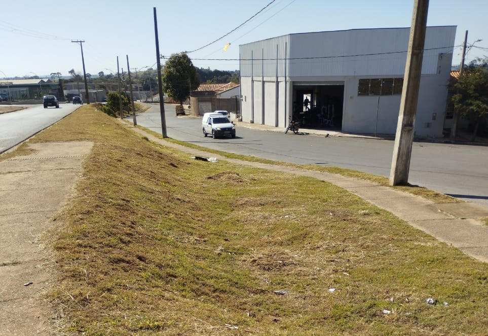 Prefeitura realiza serviços de roçada e limpeza na Av. Revolucionários de 32