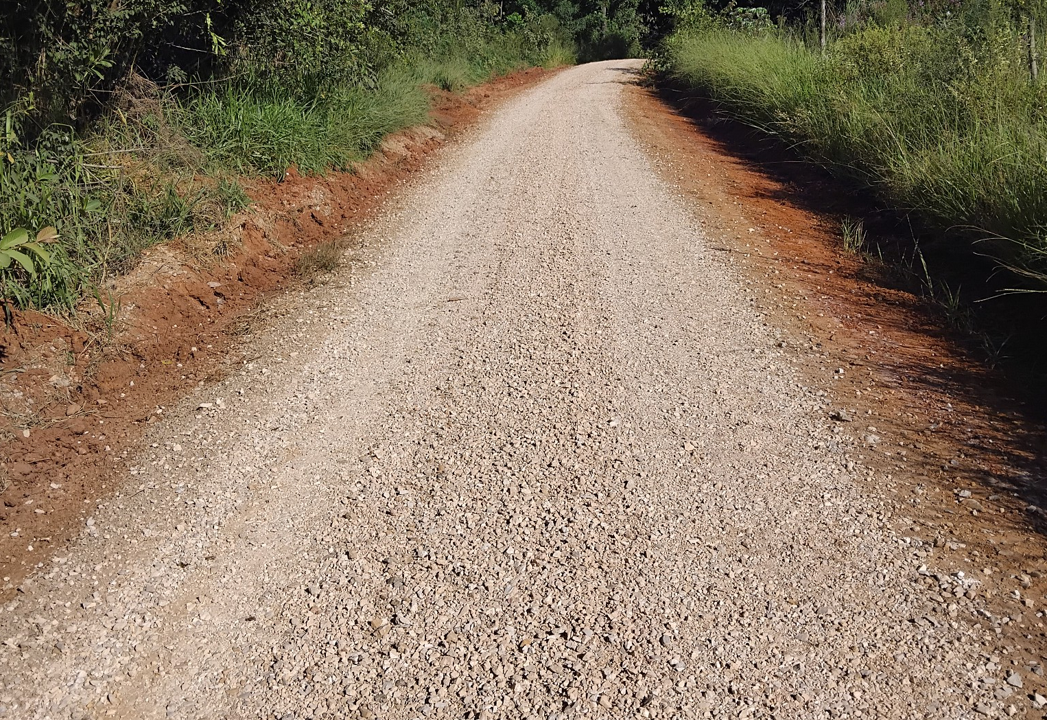 Secretaria de Transportes e Serviços Rurais realiza os serviços de manutenção das estradas rurais no Bairro da Conquista