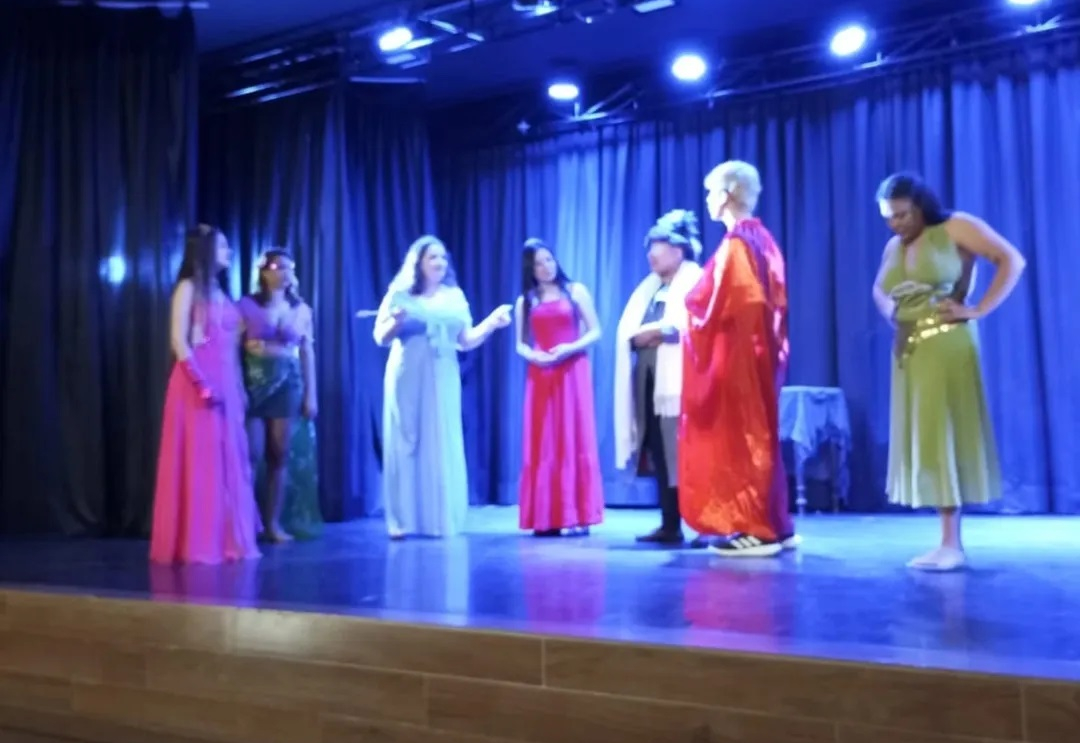 Espetáculo da Companhia de Teatro Pirilampos encanta o público no Teatro de Bolso