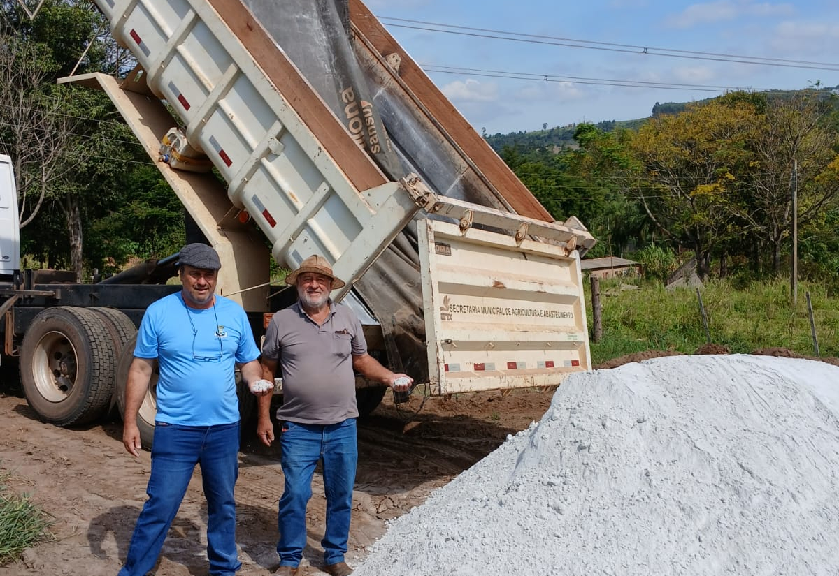 Prefeitura contina auxiliando o produtor rural no transporte de insumos