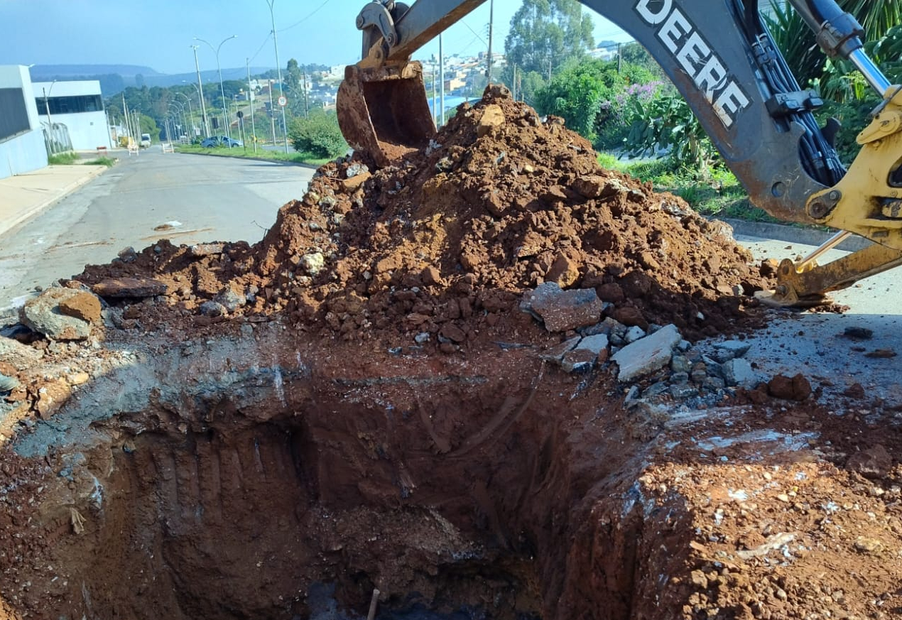 Secretaria de Obras e Serviços realiza os trabalhos de manutenção corretiva da galeria de águas pluviais na Avenida Gastão de Mesquita Filho