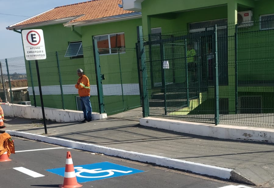 Secretaria de Defesa Social realiza a pintura de faixas destinadas às vagas para pessoas com deficiência em frente aos postos de saúde