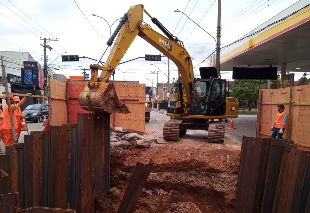 Recuperação da galeria pluvial na Avenida Paulina de Moraes está na fase de escoramento