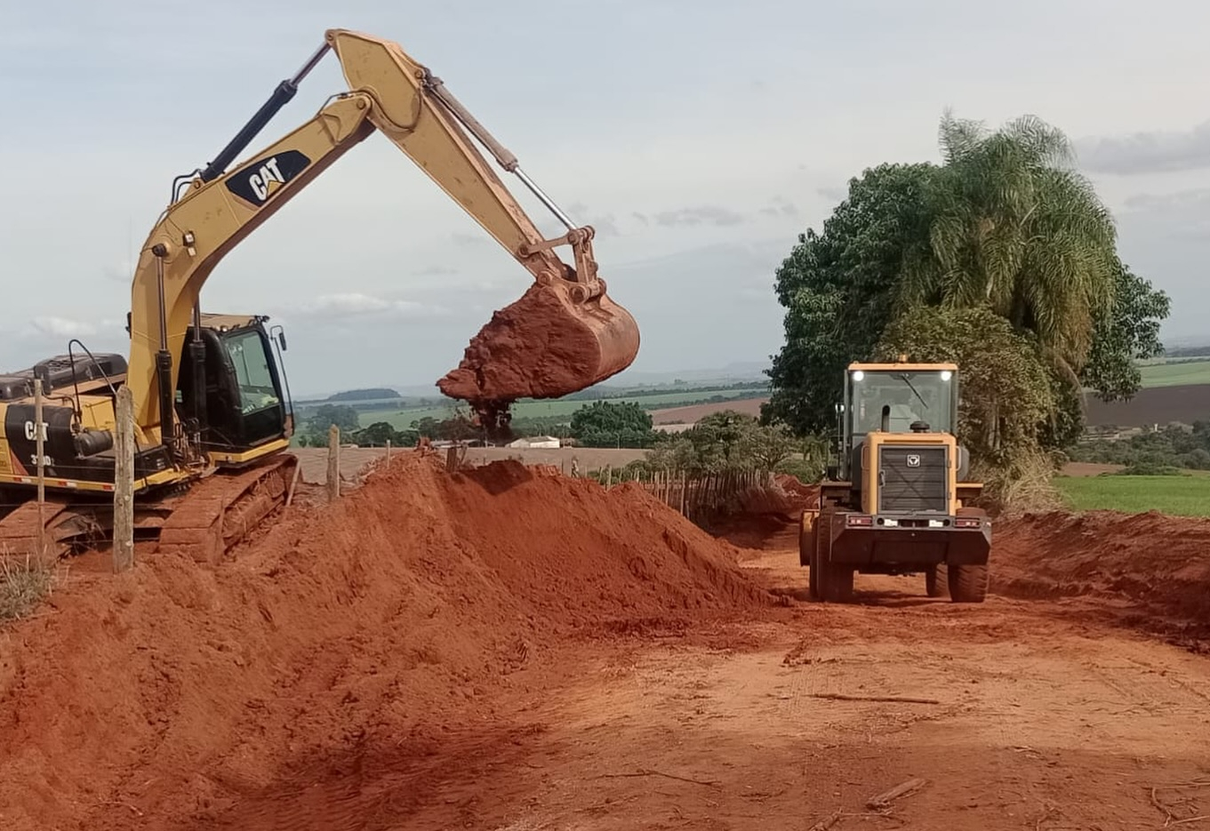 Secretaria de Transportes e Serviços Rurais realiza os trabalhos de manutenção da estrada do Morro Cavado