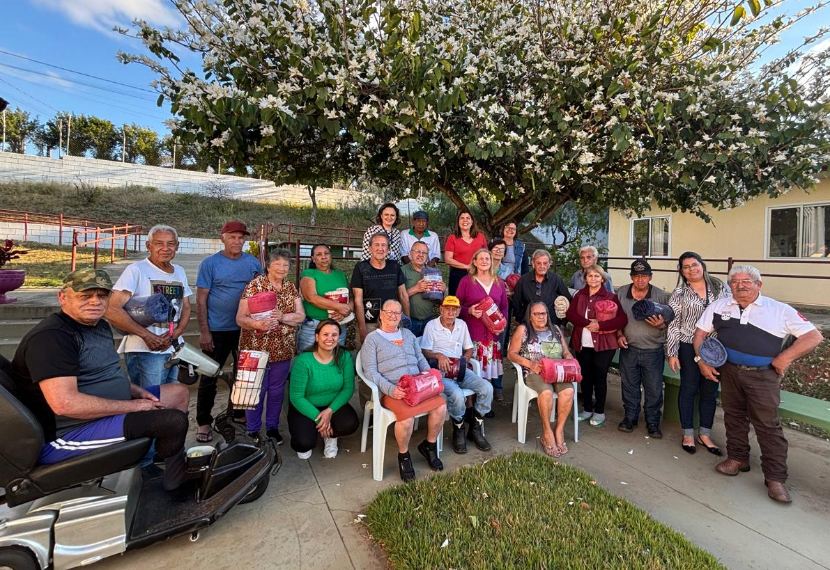 Fundo Social e Secretaria de Assistência Social entregam cobertores aos assistidos da Vila Dignidade